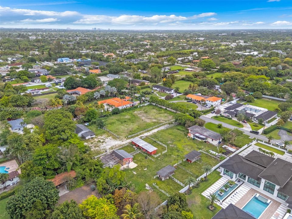 Под контрактом: $2,750,000 (2.25 acres)