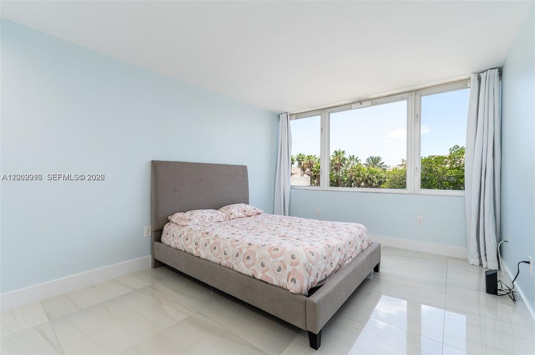 For Sale: $1,400,000 (3 beds, 3 baths, 1868 Square Feet)