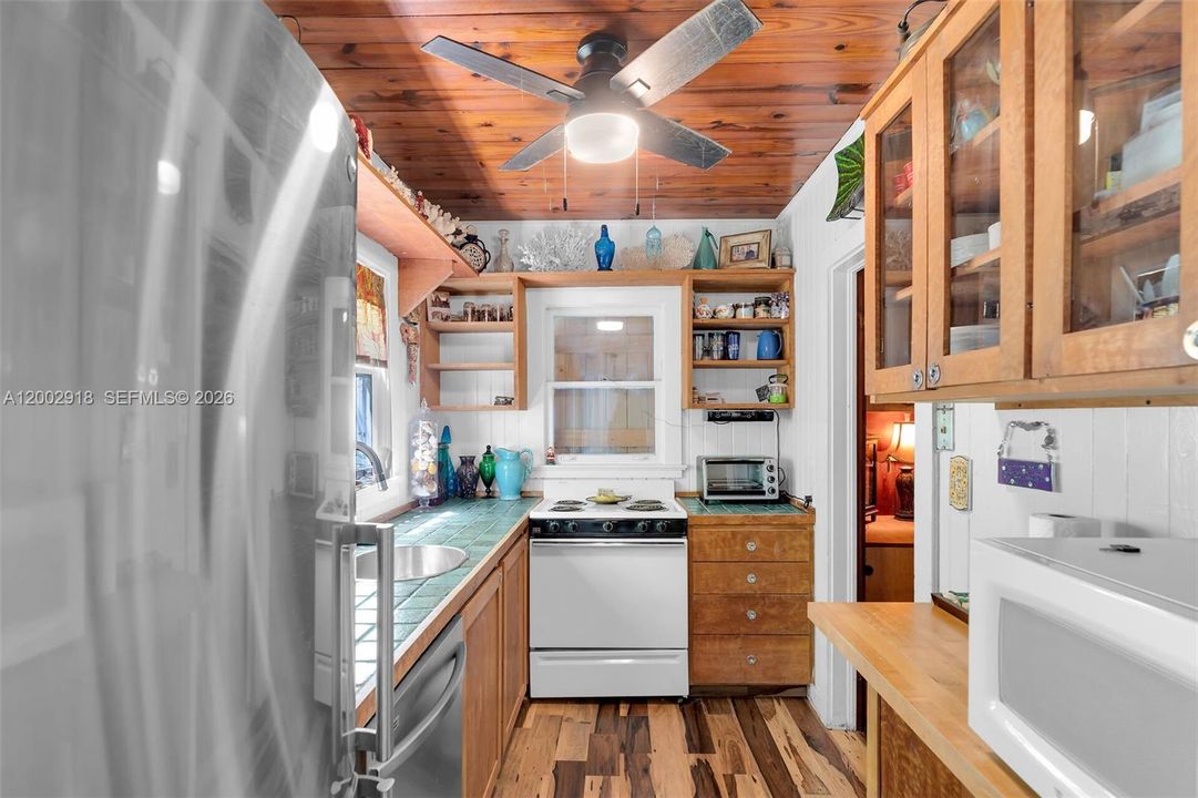 For Sale: $498,000 (1 beds, 1 baths, 506 Square Feet)