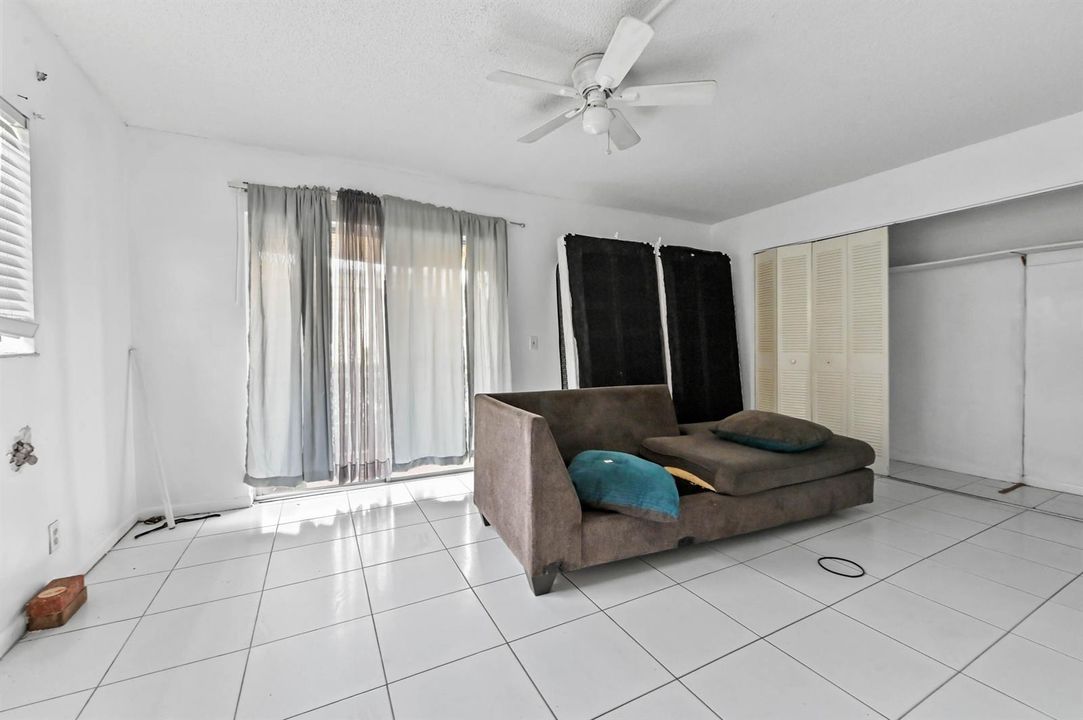 08 Bedroom 01