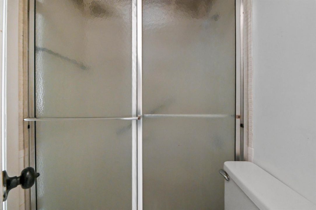 12 Bathroom 03