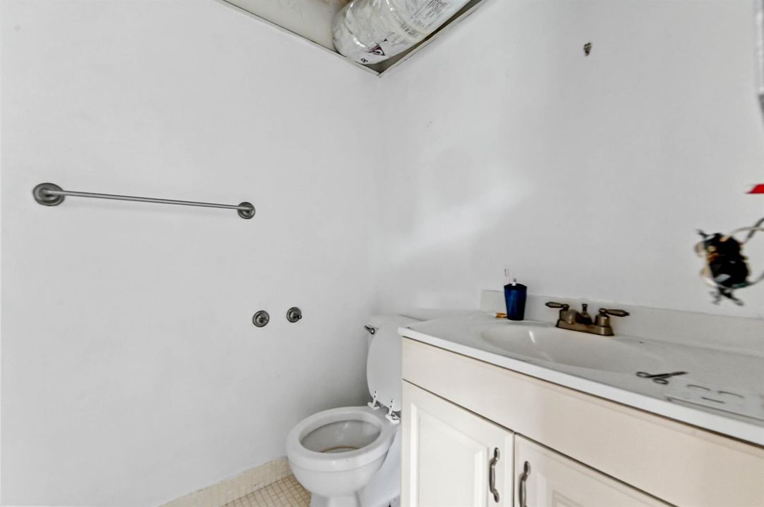 08 Bathroom 01