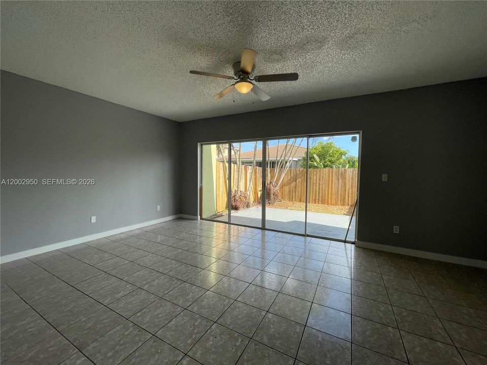 Activo con contrato: $2,750 (3 camas, 2 baños, 1530 Pies cuadrados)