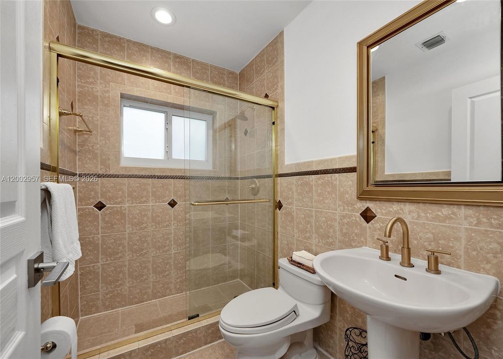 Activo con contrato: $8,000 (3 camas, 3 baños, 1824 Pies cuadrados)