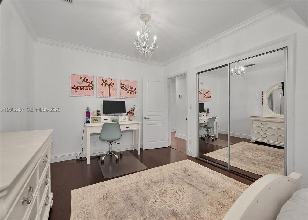 Activo con contrato: $8,000 (3 camas, 3 baños, 1824 Pies cuadrados)
