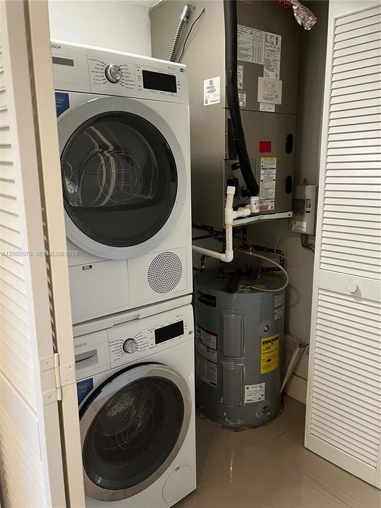 Activo con contrato: $360,000 (2 camas, 2 baños, 1178 Pies cuadrados)