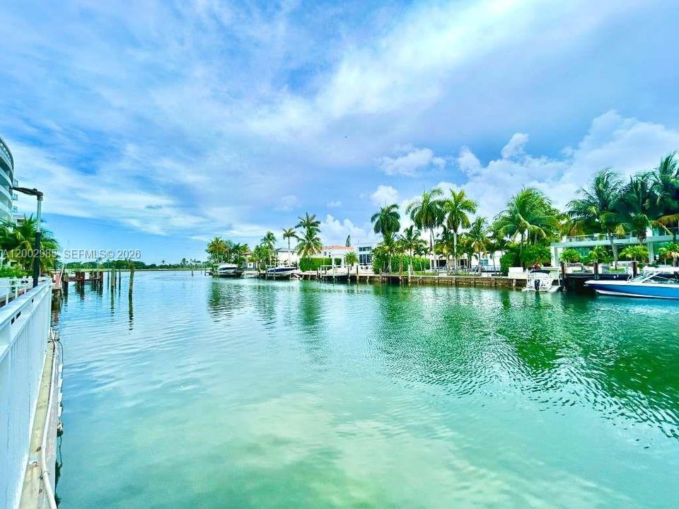 For Sale: $349,900 (1 beds, 1 baths, 975 Square Feet)
