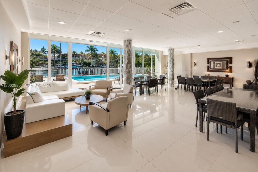 For Sale: $375,000 (1 beds, 1 baths, 975 Square Feet)