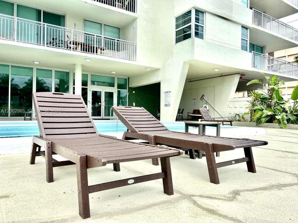 For Sale: $349,900 (1 beds, 1 baths, 975 Square Feet)