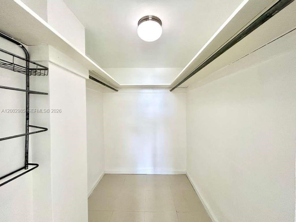 For Sale: $349,900 (1 beds, 1 baths, 975 Square Feet)