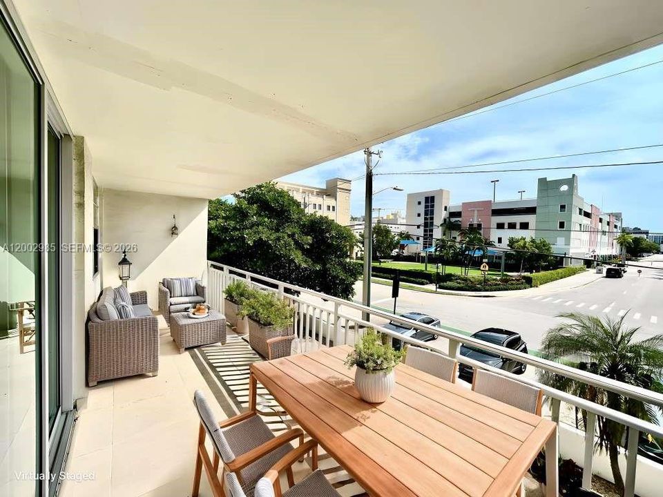 For Sale: $349,900 (1 beds, 1 baths, 975 Square Feet)
