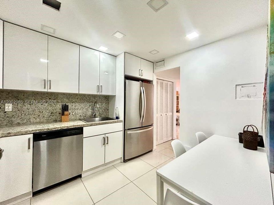For Sale: $349,900 (1 beds, 1 baths, 975 Square Feet)