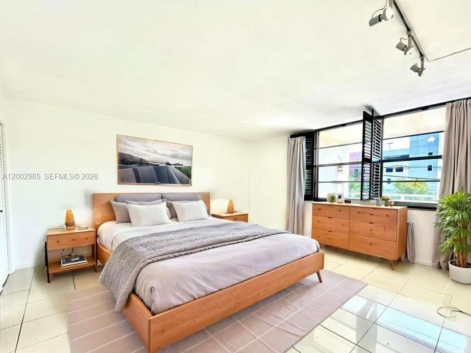 For Sale: $349,900 (1 beds, 1 baths, 975 Square Feet)