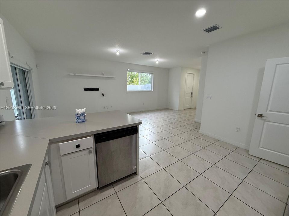 Activo con contrato: $2,999 (4 camas, 3 baños, 1924 Pies cuadrados)