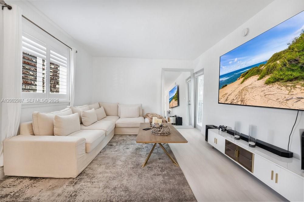 For Rent: $3,250 (1 beds, 1 baths, 725 Square Feet)