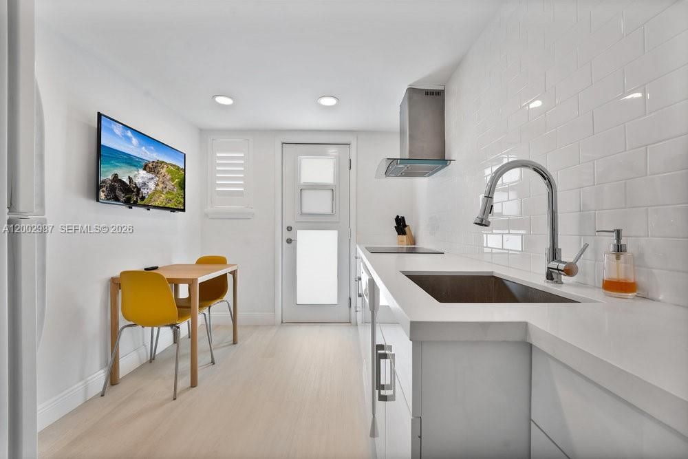 For Rent: $3,250 (1 beds, 1 baths, 725 Square Feet)