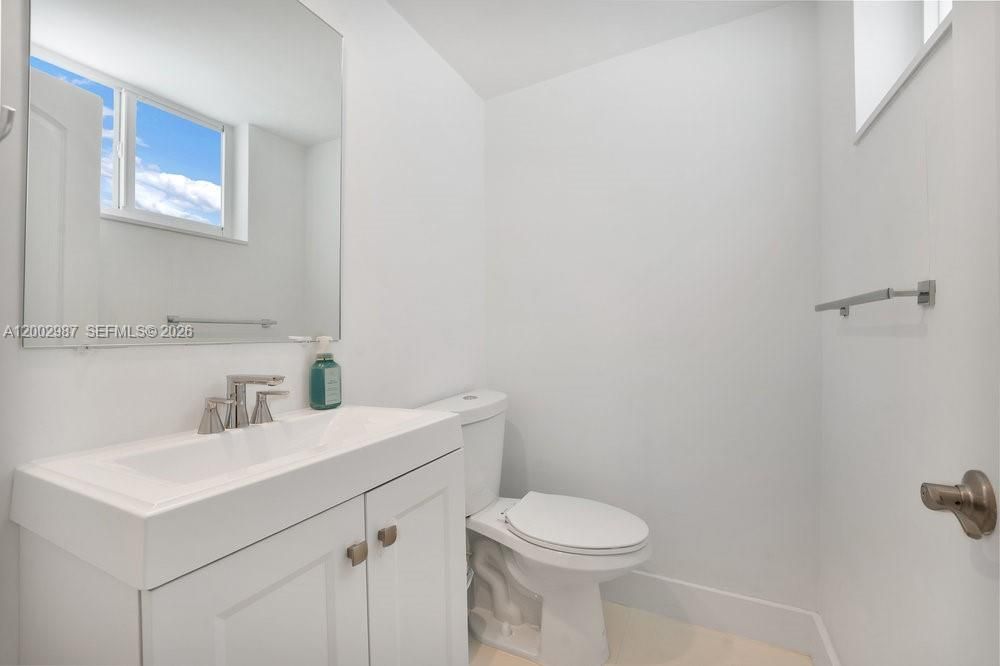 For Rent: $3,250 (1 beds, 1 baths, 725 Square Feet)