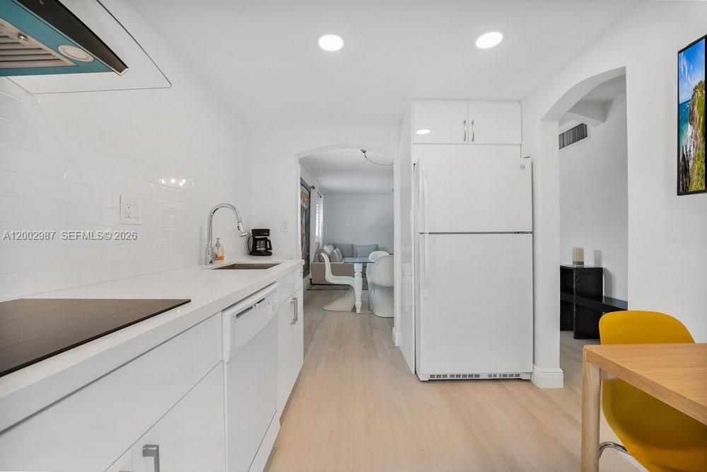 For Rent: $3,250 (1 beds, 1 baths, 725 Square Feet)