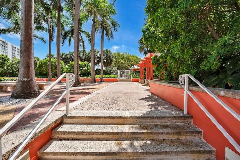 For Rent: $3,250 (1 beds, 1 baths, 725 Square Feet)