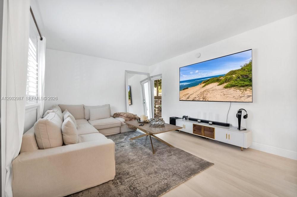 For Rent: $3,250 (1 beds, 1 baths, 725 Square Feet)