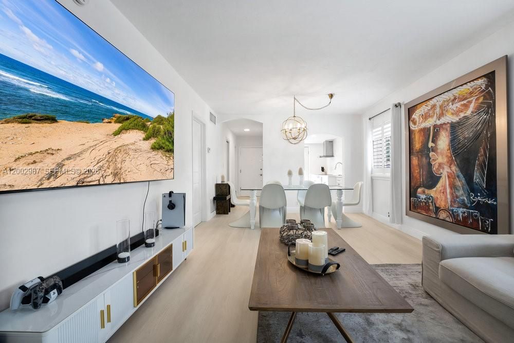 For Rent: $3,250 (1 beds, 1 baths, 725 Square Feet)