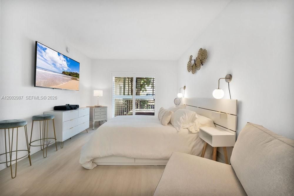 For Rent: $3,250 (1 beds, 1 baths, 725 Square Feet)