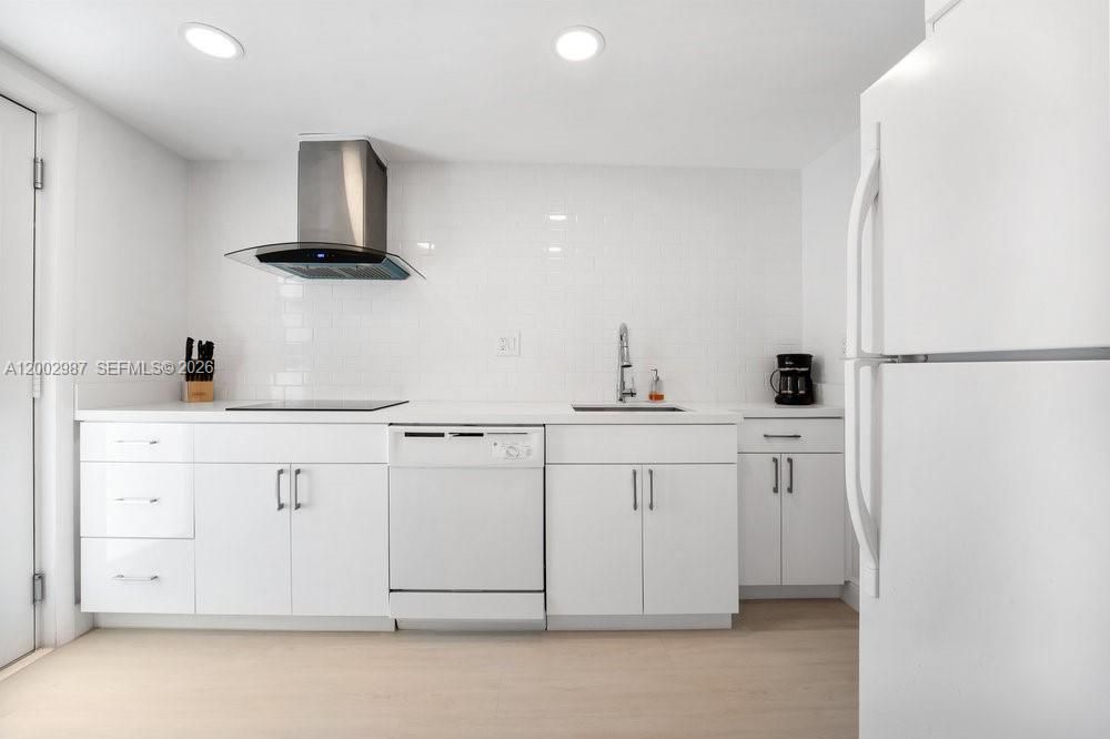 For Rent: $3,250 (1 beds, 1 baths, 725 Square Feet)