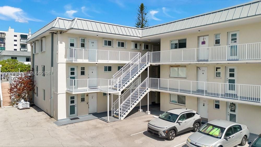 For Rent: $3,250 (1 beds, 1 baths, 725 Square Feet)