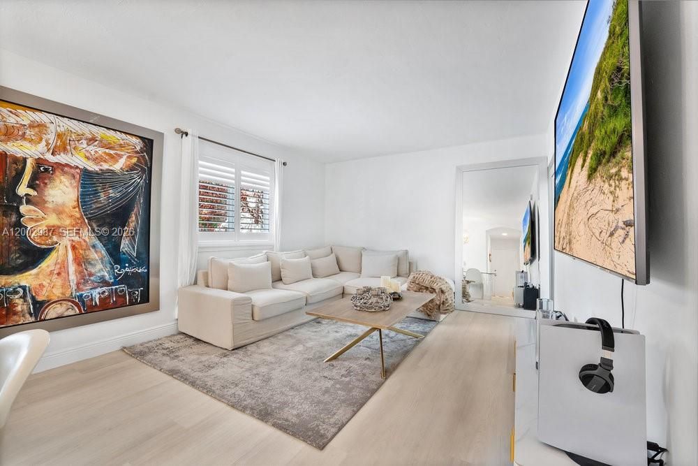 For Rent: $3,250 (1 beds, 1 baths, 725 Square Feet)