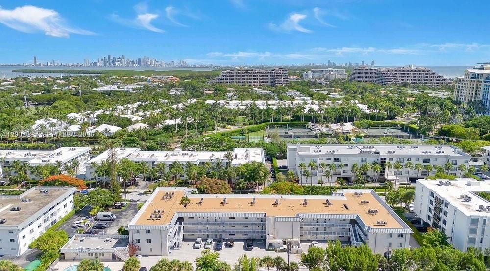 For Rent: $3,250 (1 beds, 1 baths, 725 Square Feet)