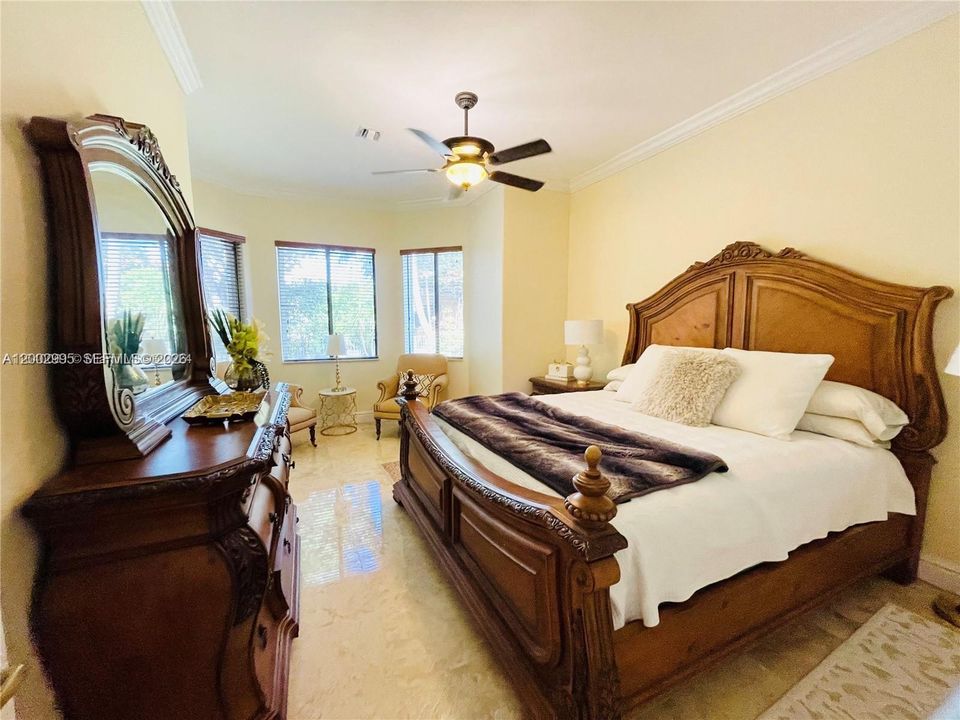 En Renta: $7,800 (5 camas, 4 baños, 4717 Pies cuadrados)
