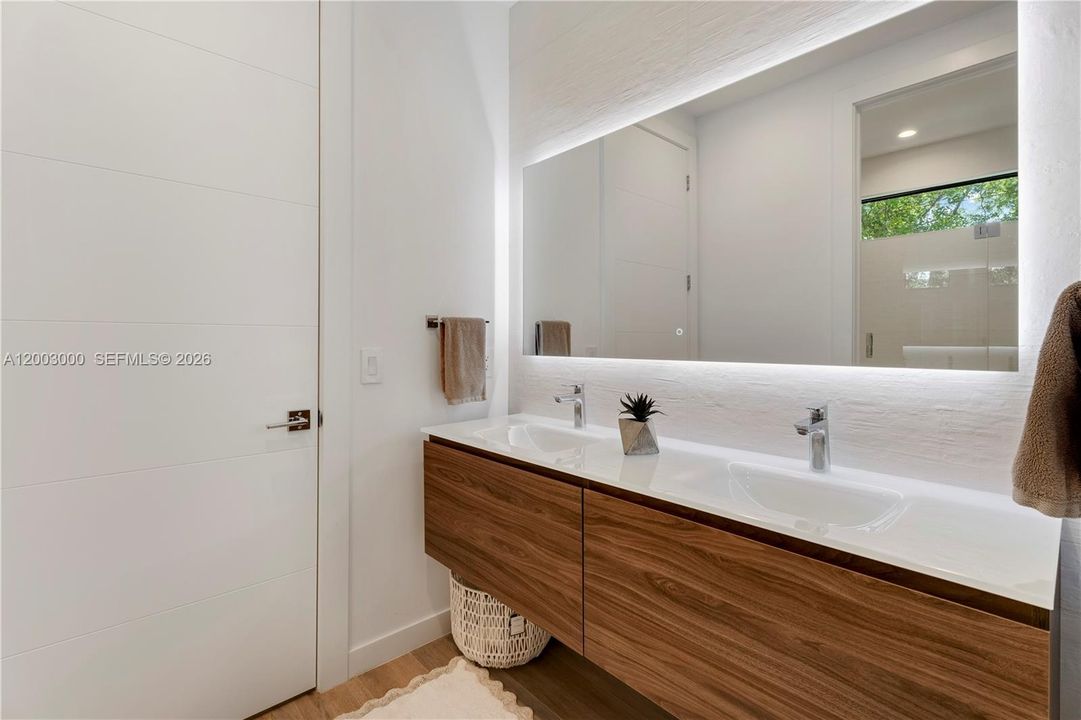 Active With Contract: $2,895,000 (4 beds, 3 baths, 2902 Square Feet)