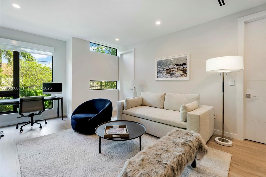 Active With Contract: $2,895,000 (4 beds, 3 baths, 2902 Square Feet)