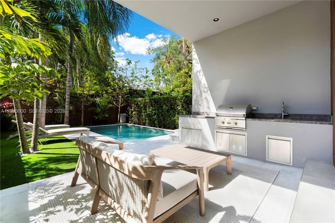 Active With Contract: $2,895,000 (4 beds, 3 baths, 2902 Square Feet)