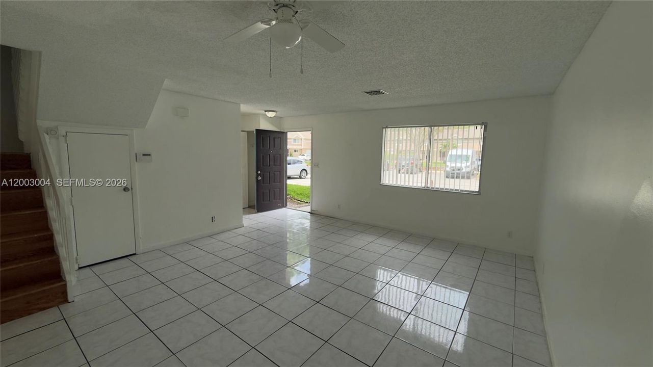 Activo con contrato: $2,400 (3 camas, 2 baños, 1408 Pies cuadrados)