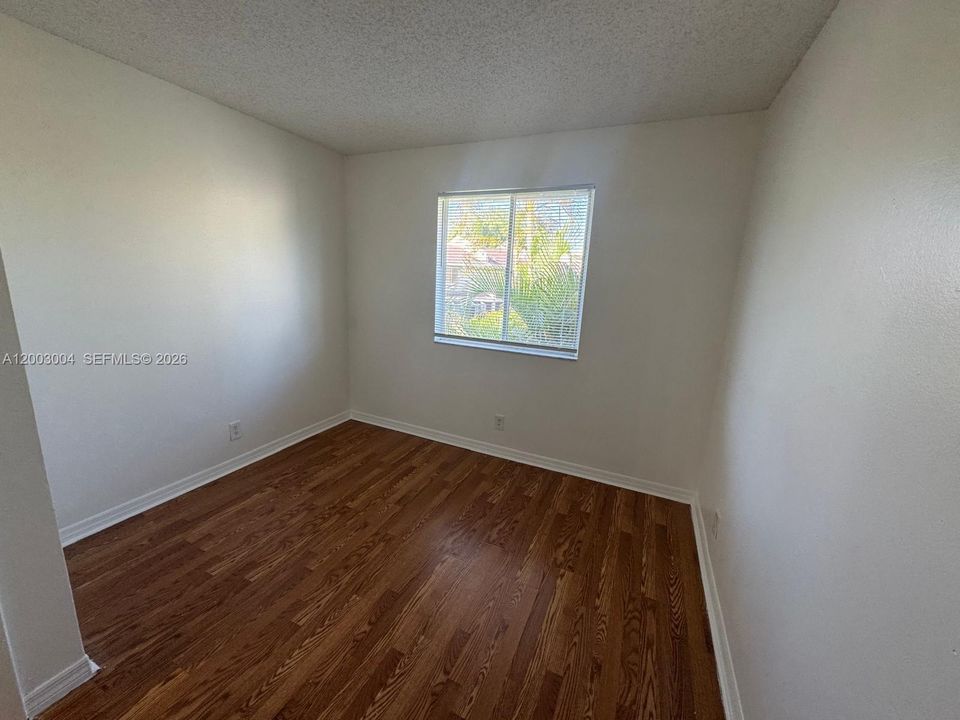 Activo con contrato: $2,400 (3 camas, 2 baños, 1408 Pies cuadrados)