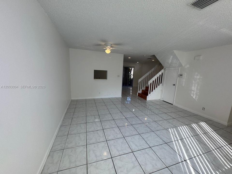Activo con contrato: $2,400 (3 camas, 2 baños, 1408 Pies cuadrados)