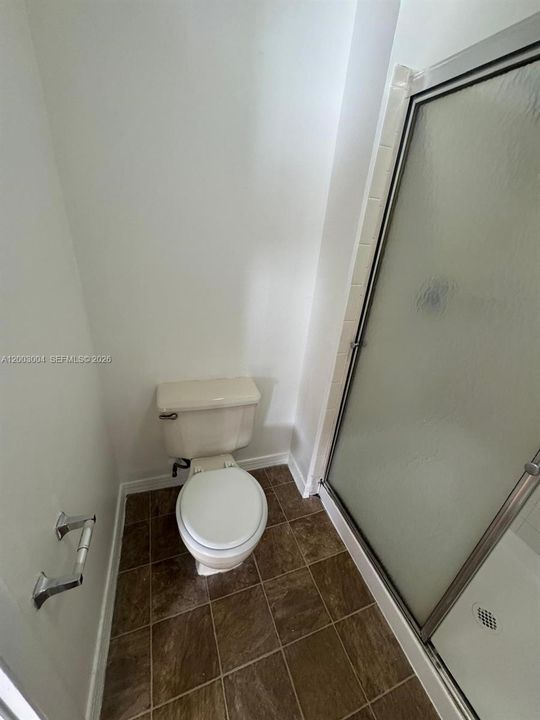 Activo con contrato: $2,400 (3 camas, 2 baños, 1408 Pies cuadrados)