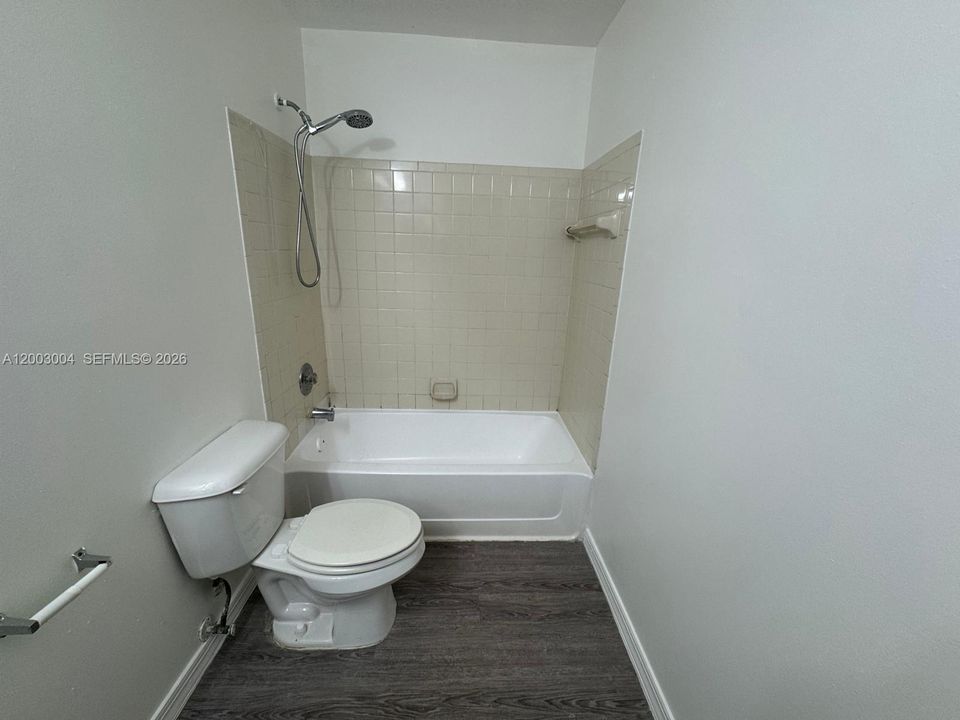 Activo con contrato: $2,400 (3 camas, 2 baños, 1408 Pies cuadrados)