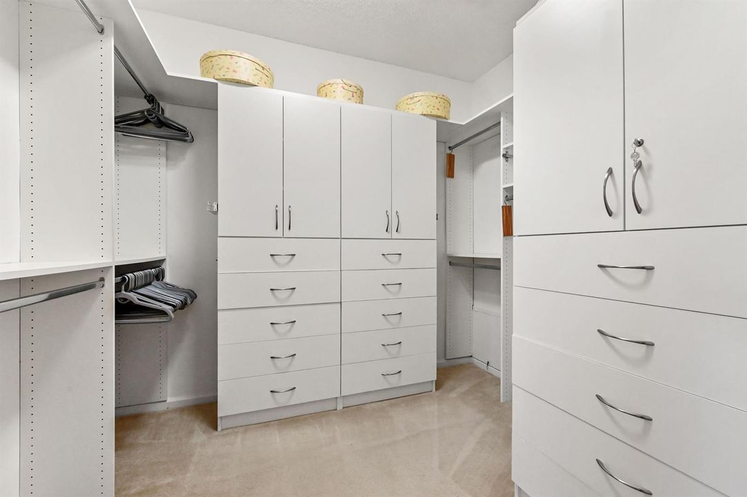 27 Closet 01