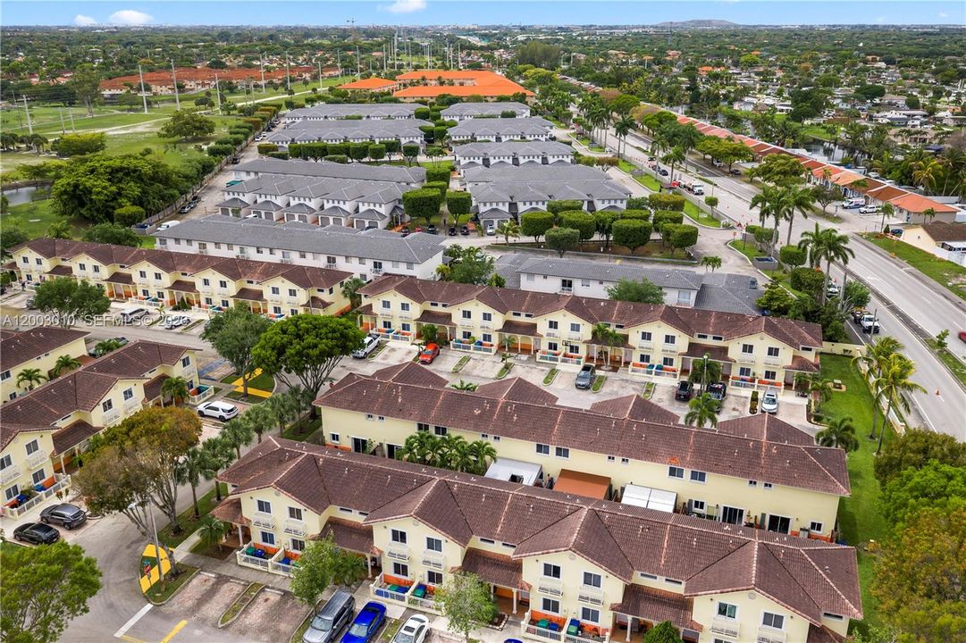 Под контрактом: $420,000 (2 спален, 2 ванн, 1150 Квадратных фут)