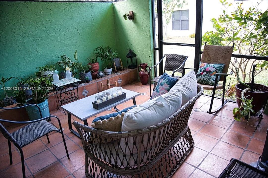Activo con contrato: $305,000 (2 camas, 2 baños, 1214 Pies cuadrados)