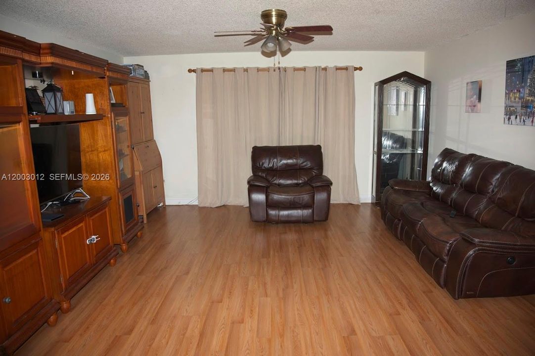 Activo con contrato: $305,000 (2 camas, 2 baños, 1214 Pies cuadrados)