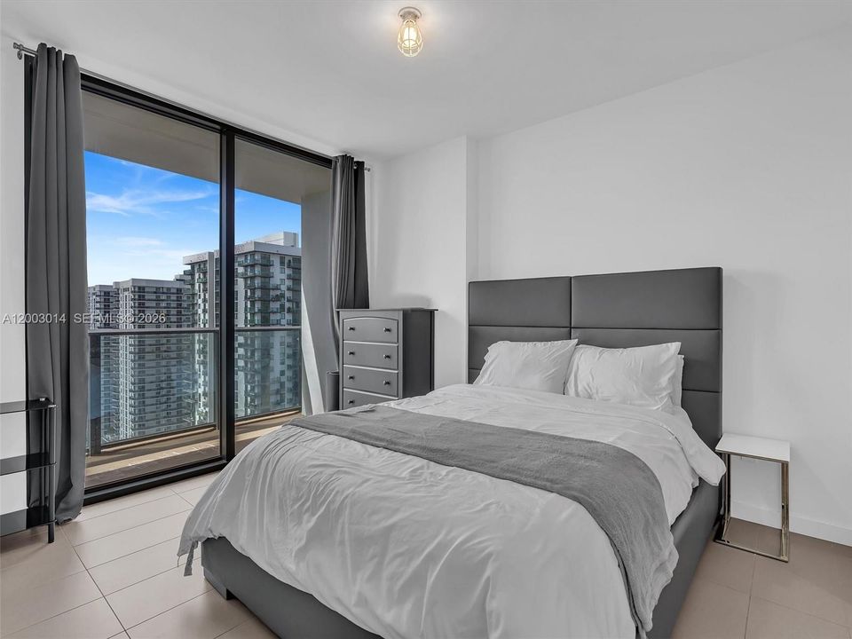 Active With Contract: $549,000 (2 beds, 2 baths, 882 Square Feet)