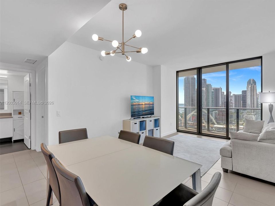 Active With Contract: $549,000 (2 beds, 2 baths, 882 Square Feet)