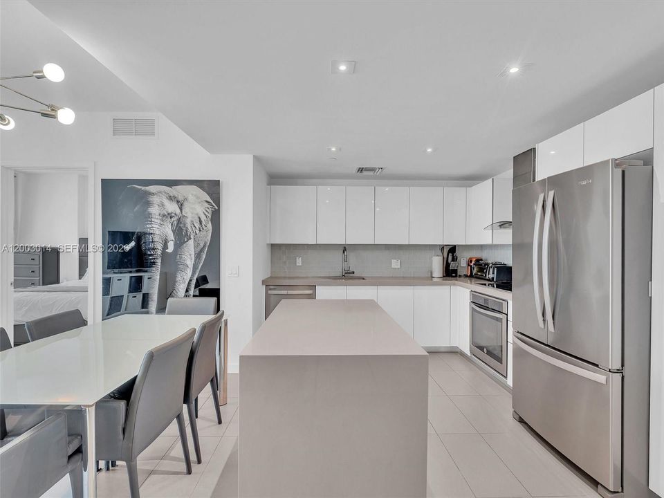 Active With Contract: $549,000 (2 beds, 2 baths, 882 Square Feet)