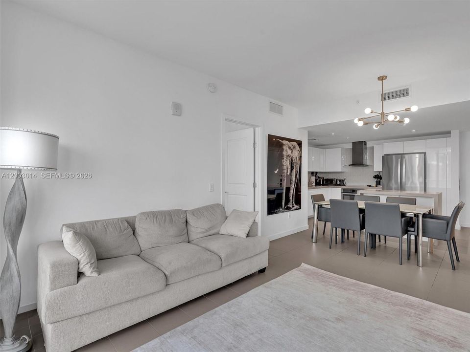 Active With Contract: $549,000 (2 beds, 2 baths, 882 Square Feet)