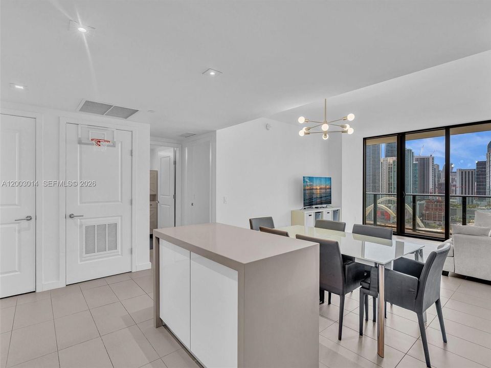 Active With Contract: $549,000 (2 beds, 2 baths, 882 Square Feet)