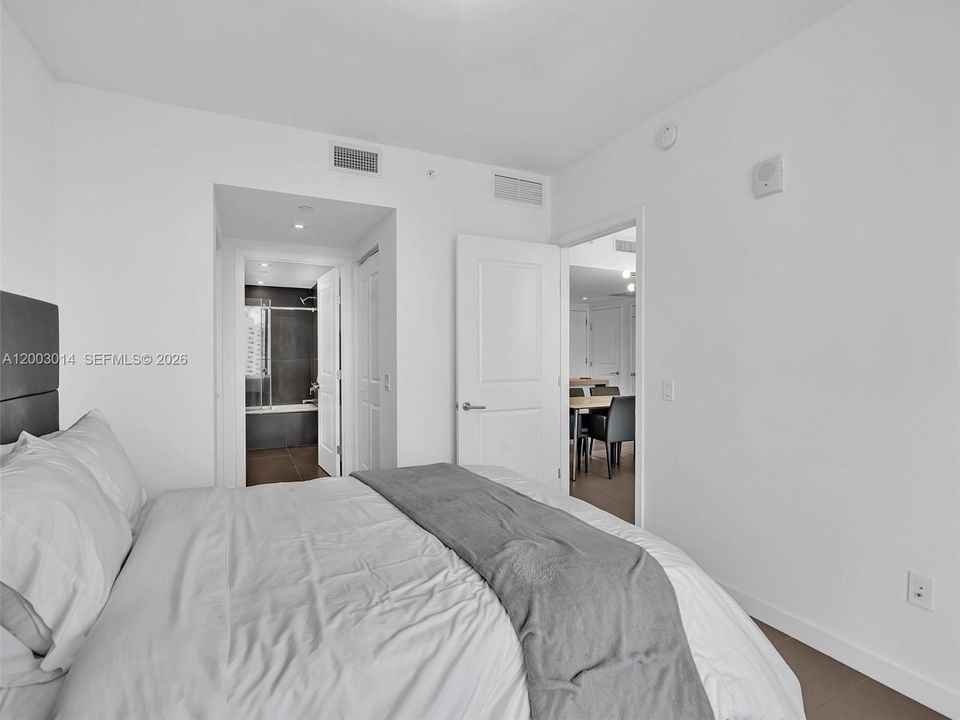 Active With Contract: $549,000 (2 beds, 2 baths, 882 Square Feet)