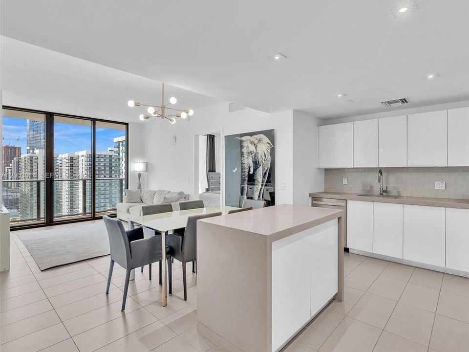 Active With Contract: $549,000 (2 beds, 2 baths, 882 Square Feet)